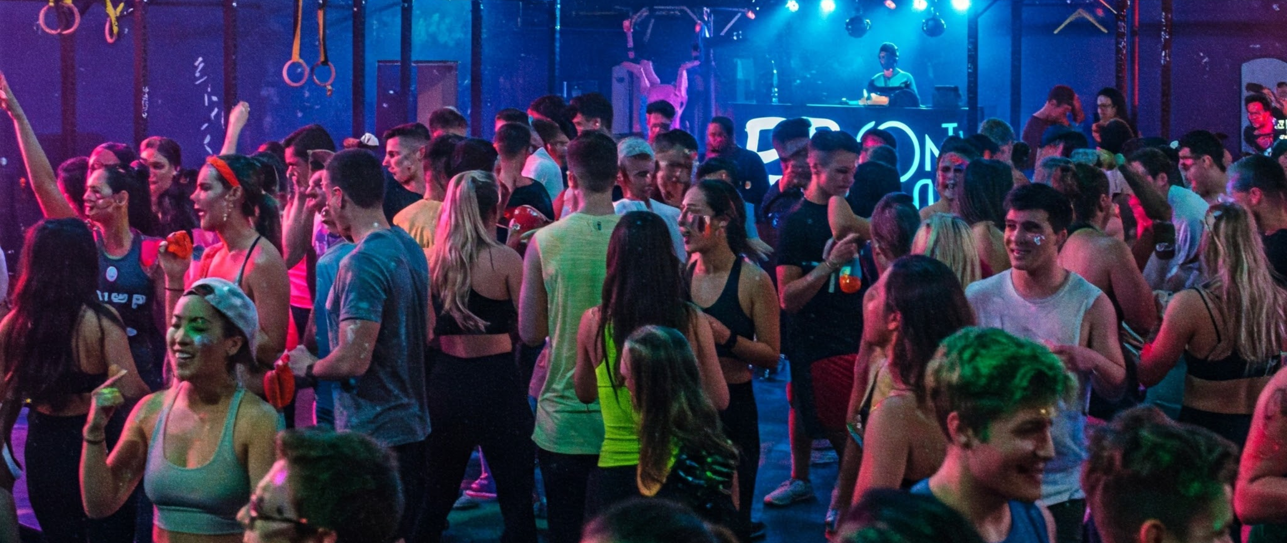 pessoas festejando